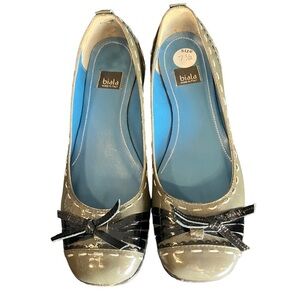 Biala Olive Green Patent Leather Pumps 1” Kitten Heel Overstitching Italian